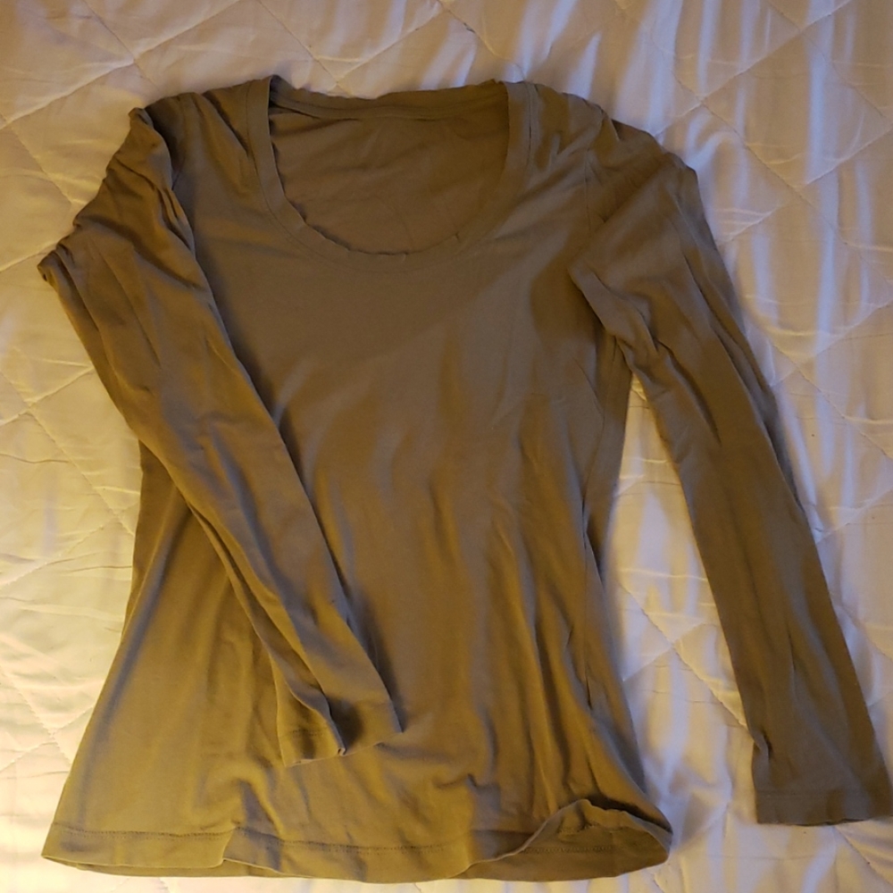 Women's fitted U-neck